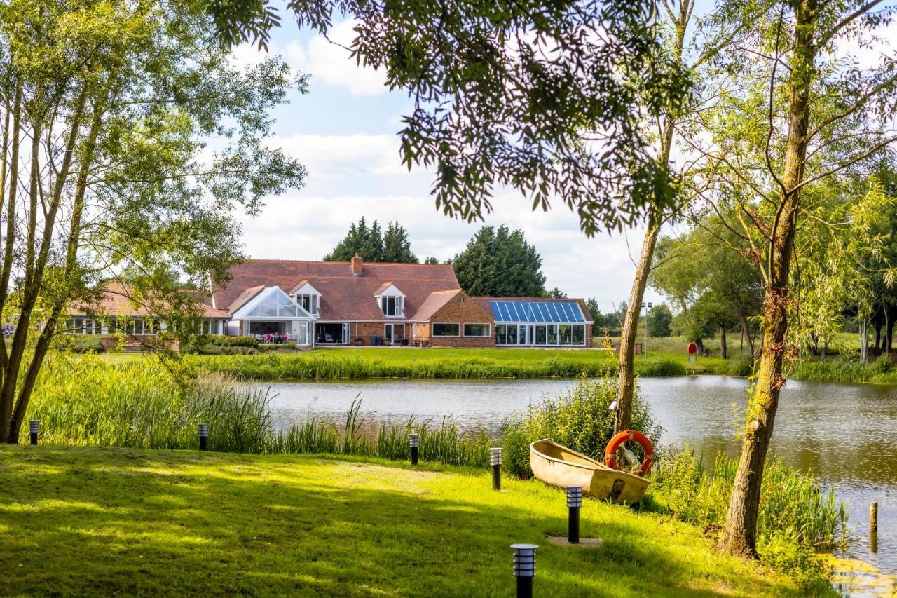Kingfisher Hotel, Golf And Country Club Milton Keynes Buitenkant foto