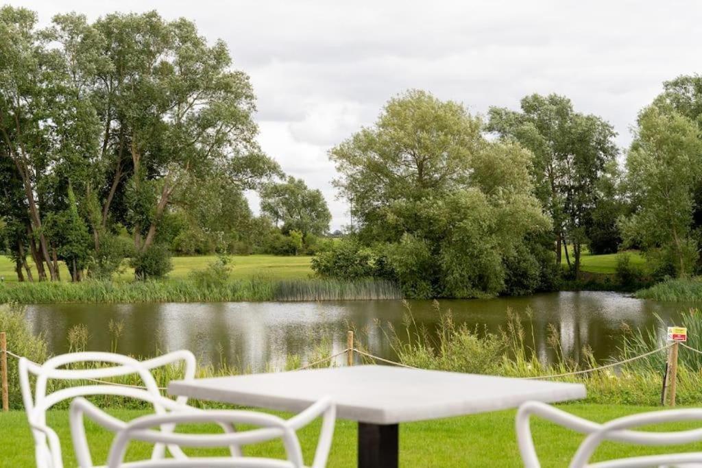 Kingfisher Hotel, Golf And Country Club Milton Keynes Buitenkant foto